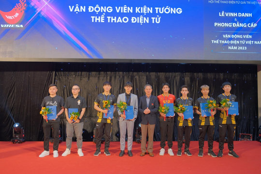 Lần đầu tiên phong đẳng cấp VĐV Kiện tướng tại Lễ vinh danh thể thao điện tử Việt Nam
