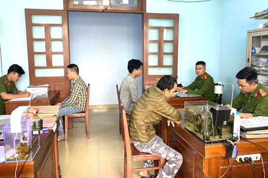 Nhóm đàn ông đánh dã man 2 nữ nhân viên gác chắn tàu hỏa hầu tòa