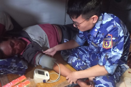 Bàn giao 2 thuyền viên gặp nạn cho Biên phòng Bình Thuận
