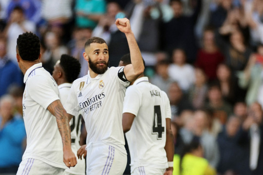 Benzema lập hat-trick, Real Madrid "đánh tennis" trước Valladolid