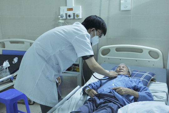 Ca mắc COVID-19 tăng trở lại, nhiều người phải thở máy