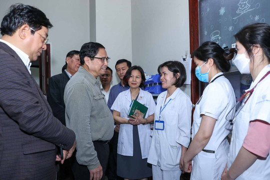 Thủ tướng kiểm tra đột xuất việc mua sắm thuốc, vật tư y tế trên địa bàn Hà Nội