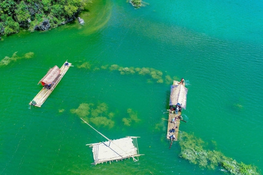 Thảo nguyên đẹp như tranh hút khách du lịch đến xứ Lạng