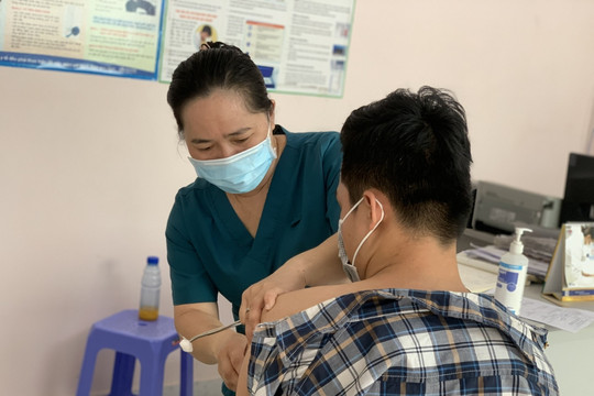 Rải rác người dân đi tiêm vaccine ngừa COVID-19 ở TP.HCM