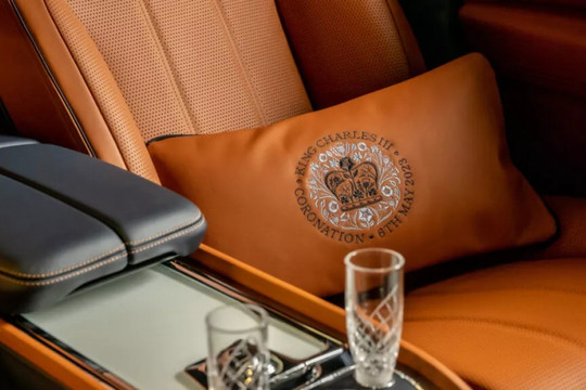 Bentley ra mắt bộ sưu tập đệm tựa lưng ô tô kỷ niệm Lễ đăng quang của Vua Charles III