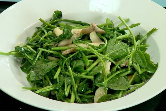 Rau mồng tơi tốt nhưng có 4 nhóm người được khuyến cáo không nên ăn nhiều