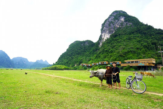 Du khách hào hứng trải nghiệm du lịch xanh trên dãy Trường Sơn