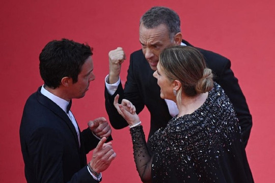 Vợ chồng Tom Hanks mắng mỏ nhân viên trên thảm đỏ Cannes
