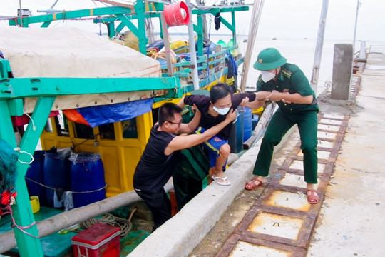 BĐBP Sóc Trăng tiếp nhận 5 ngư dân bị nạn trên biển vào bờ an toàn