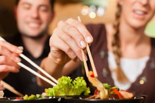 Ngồi vào mâm cơm nên gắp rau hay thịt ăn trước?