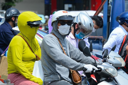 Áo chống nắng cuốn vào bánh xe máy, người phụ nữ bị chấn thương nặng