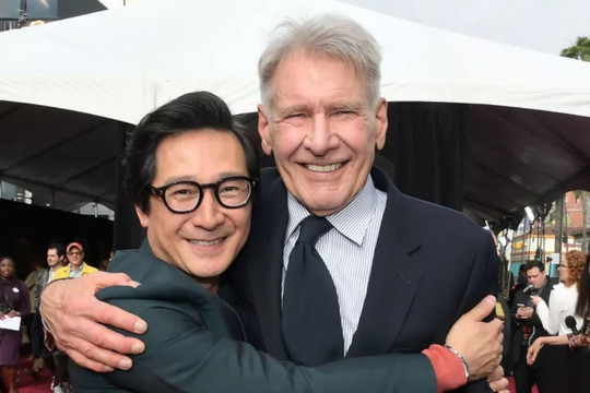 Harrison Ford và Quan Kế Huy hội ngộ trên thảm đỏ ra mắt phim "Indiana Jones"