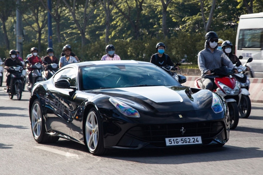 Ông Đặng Lê Nguyên Vũ lần đầu lái Ferrari F12 Berlinetta xuống phố