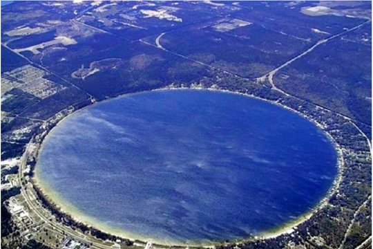 Khám phá bí ẩn hồ nước tự nhiên được mệnh danh tròn nhất thế giới