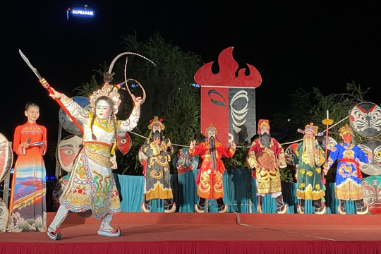 "Tuồng xuống phố" - thành công đáng ghi nhận của Nhà hát Tuồng Nguyễn Hiển Dĩnh