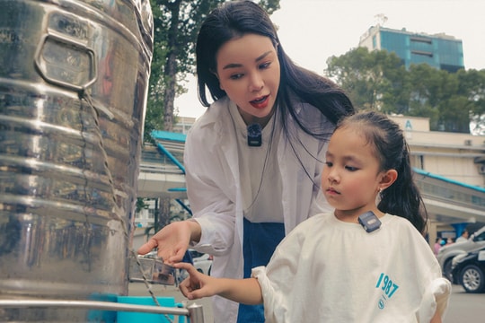 Trà Ngọc Hằng dạy con gái học cách ‘cho đi và nhận lại’