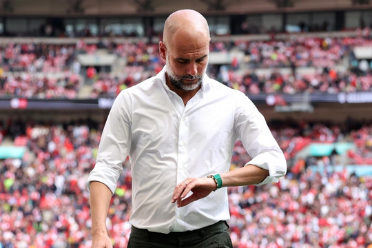HLV Pep Guardiola phản ứng bất ngờ sau khi Man City mất Siêu cúp Anh