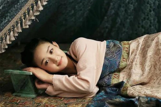 Khổ như cung nữ nhà Thanh, ngủ không được ngửa mặt lên trời