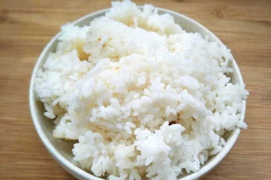 Ăn cơm nguội hâm nóng có ảnh hưởng đến sức khỏe không?