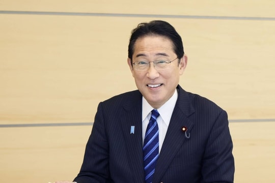 Thủ tướng Nhật Bản ăn cá biển Fukushima, khẳng định 'ngon và an toàn'