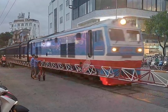 TP.HCM: Tai nạn tàu hỏa làm một người tử vong, giao thông kẹt cứng