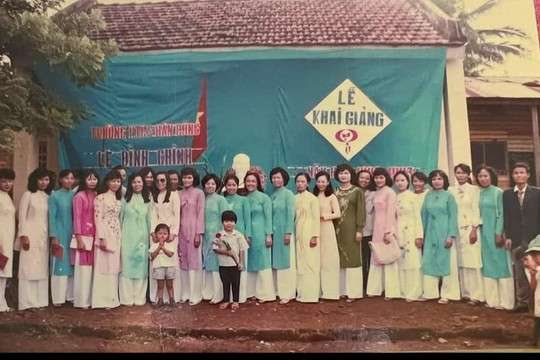 Bồi hồi xem lại hình ảnh lễ khai giảng 'thời ông bà anh'