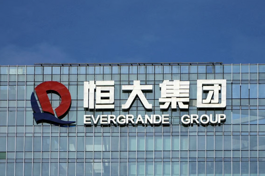 Thêm nhân viên quản lý tài sản bị bắt giữ, cổ phiếu Evergrande giảm tiếp 25%