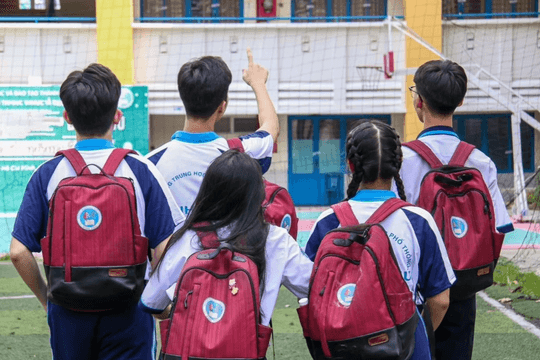 Không chỉ quần áo, ba lô và nhãn vở cũng đồng phục, phụ huynh than trời