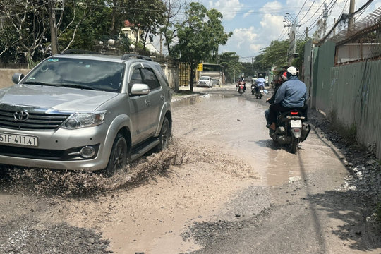 TP.Thủ Đức: Đường "chi chít" ổ gà, ổ voi gây mất an toàn giao thông