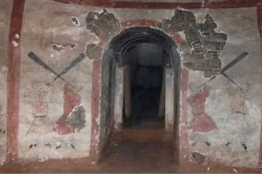 Đào mộ cổ 1.400 năm tuổi, chuyên gia hoảng hồn khi đụng trúng 'quái vật xanh'