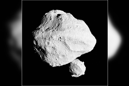 NASA bắt gặp tiểu hành tinh đôi kỳ lạ trong không gian