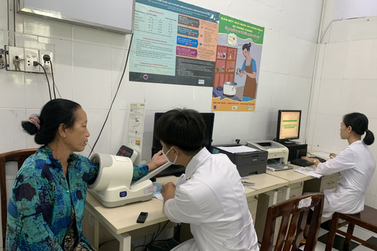 Hàng loạt nhân viên tuyến y tế cơ sở nghỉ việc, vai trò quận huyện ở đâu?