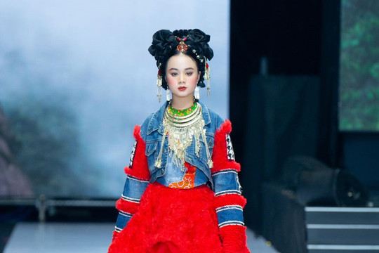 Mẫu nhí Maika Ngọc Khánh diễn ấn tượng tại Vietnam International Fashion Week