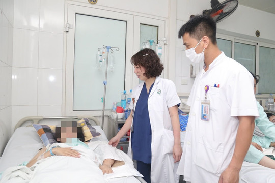 Vạt áo chống nắng cuốn vào bánh xe, cô gái 18 tuổi gần đứt rời cánh tay