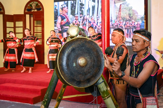 Giới thiệu Xòe Thái và Cồng chiêng Tây Nguyên tại phố cổ Hà Nội