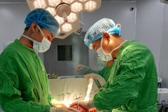 Quân y viện 120 phẫu thuật lấy khối u nặng 6,2 kg cho bệnh nhân