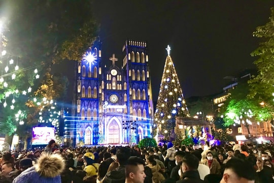 Hàng nghìn người dân Hà Nội đổ ra đường đón Giáng sinh