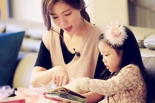 Trả lời thế nào khi con hỏi 'nhà mình nghèo phải không mẹ?'