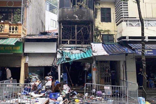 Nhà 4 tầng cháy đen, cửa kính vỡ vụn sau hỏa hoạn khiến 4 người chết thương tâm