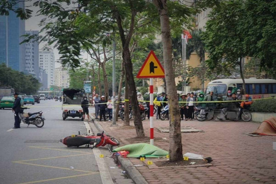 Tài xế mất lái, xe máy tự ngã ra đường khiến người phụ nữ ngồi sau tử vong