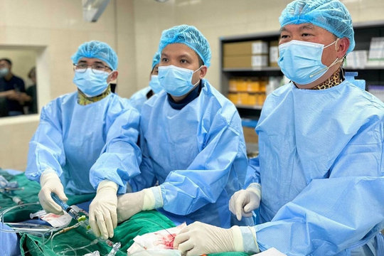 Bác sĩ Việt thực hiện kỹ thuật mổ tim phức tạp trình chiếu sang Singapore