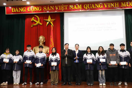 VOVedu tiếp nhận 20 suất quà an sinh xã hội của Vietcombank
