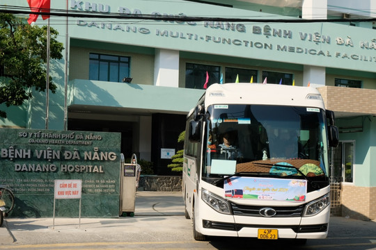 Chuyến xe nghĩa tình đưa bệnh nhân nghèo về quê ăn Tết