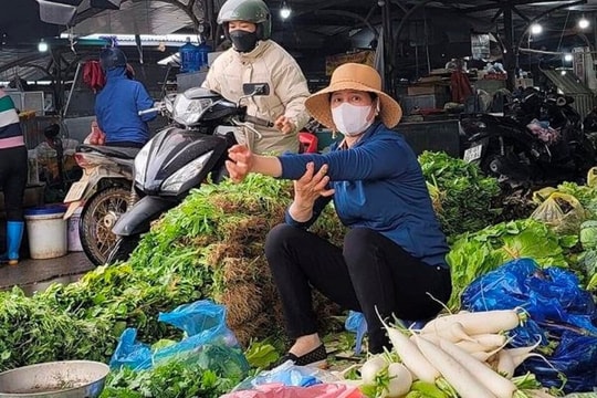 Mùng 4 Tết, giá rau xanh giảm 30% sau 2 ngày tăng cao