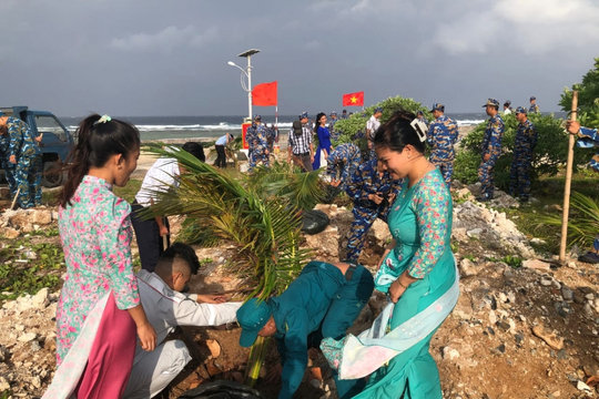Huyện đảo Trường Sa hưởng ứng Tết trồng cây đầu năm mới