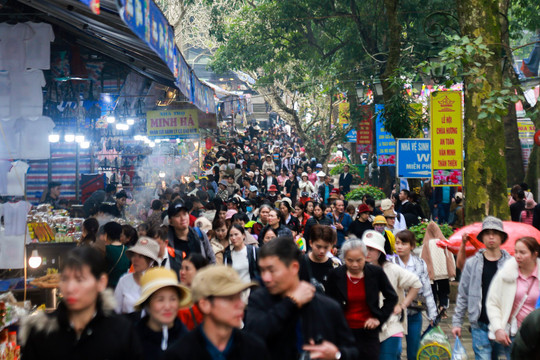Biển người trẩy hội chùa Hương trong ngày đầu khai hội