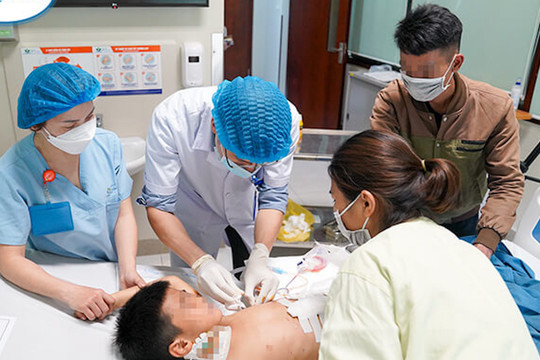 Bé trai 7 tuổi bị chó cắn thủng ruột khi đi chúc Tết