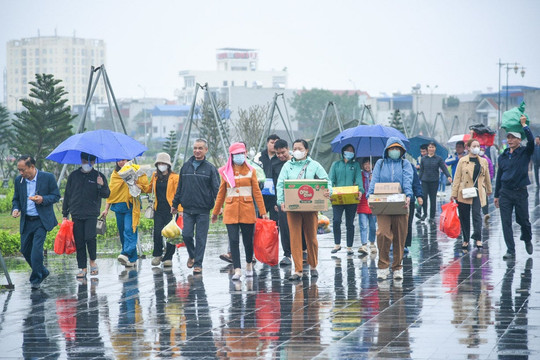Nam Định: Trước giờ khai ấn, người dân đội mưa về đền Trần dâng hương sớm