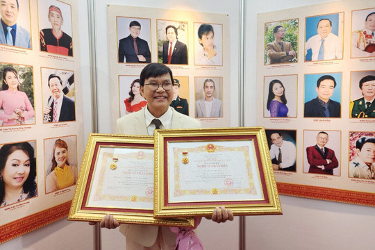 Nỗi niềm mừng tủi của nghệ sĩ cải lương cùng lúc nhận hai bằng khen NSND
