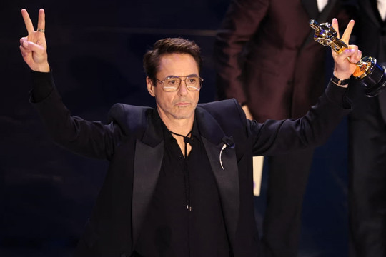 "Iron Man" Robert Downey Jr. nhận giải Oscar đầu tiên trong sự nghiệp